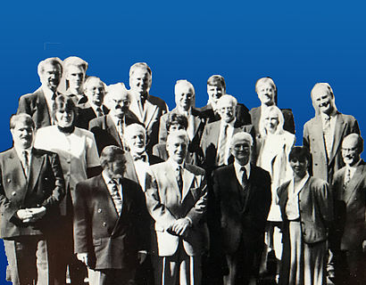 Gründungskommission der TH Wildau auf blauem Hintergrund