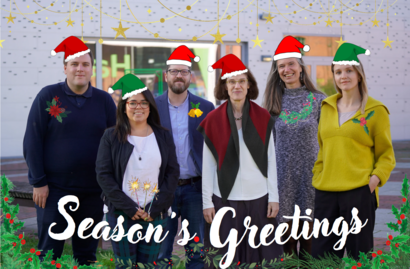 Teamfoto des International Office mit Weihnachtsmützen