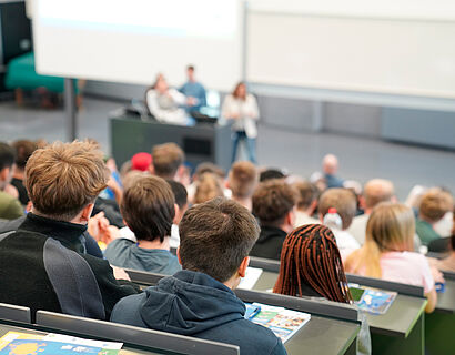 Studierende im Audimax der TH Wildau von oben fotografiert