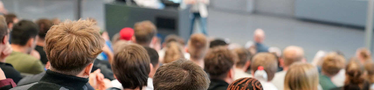 Studierende im Audimax der TH Wildau von oben fotografiert