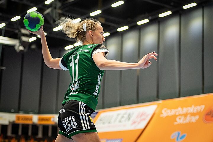 Frau mit Handball