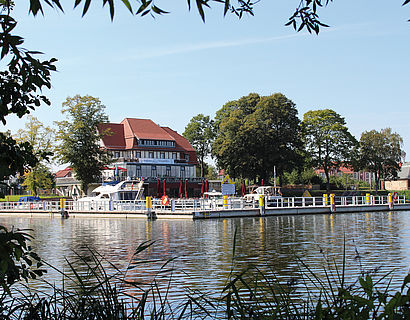 Klubhaus "Villa am See" mit Hafen und Wasserwanderliegeplätzen