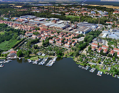 Luftaufnahme der Stadt Wildau mit Blick auf das Wasser und Schwartzkopffsiedlung