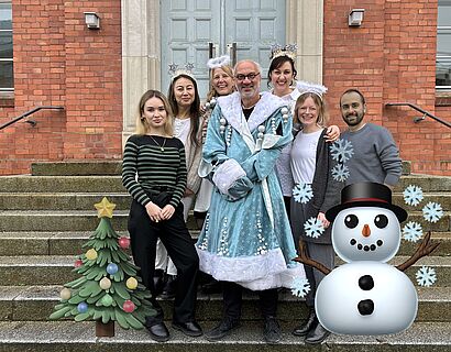 Das WFY Team mit weihnachtlicher Kopfbedeckung