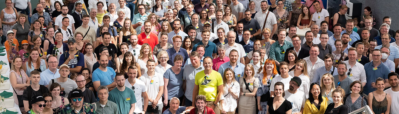 Gruppenbild im Foyer Halle 17