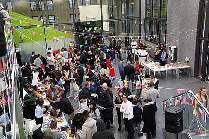 Blick von oben auf das mit vielen Personen gefüllte Foyer in Halle 17