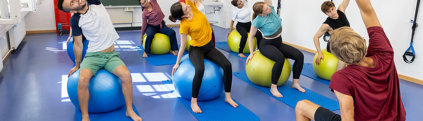 Studierende bei einem Gymnastik-Kurs im Sportraum