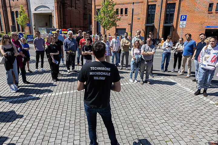 Besucherinnen und Besucher beim Hochschulinformationstag 2023 der TH Wildau bei einer Campusführung