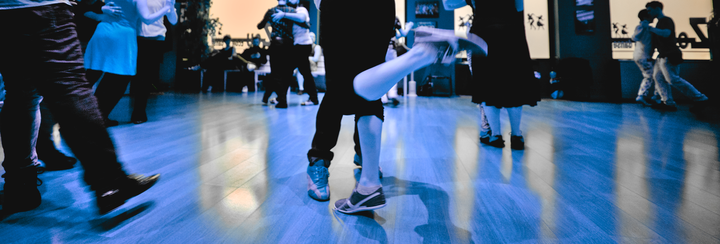 Bild von Beinen auf einer Tanzfläche