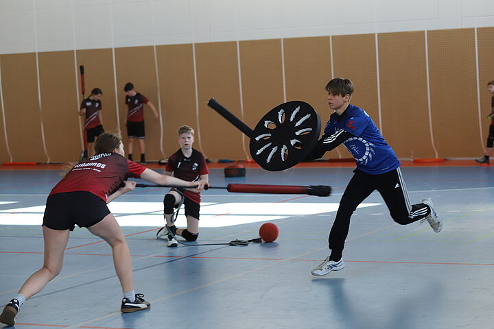 Sportler mit verschiedenen Sportgeräten