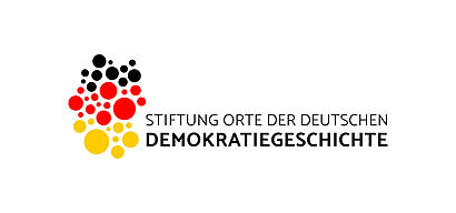 Das Logo der Stiftung Orte der deutschen Demokratiegeschichte:Schwarzer Schriftzug in Kapitälchen auf weißem Hintergrund, rechts davon die geografischen Umrisse Deutschlands, dargestellt als Punkte verschiedener Größe in Schwarz-Rot-Gold.