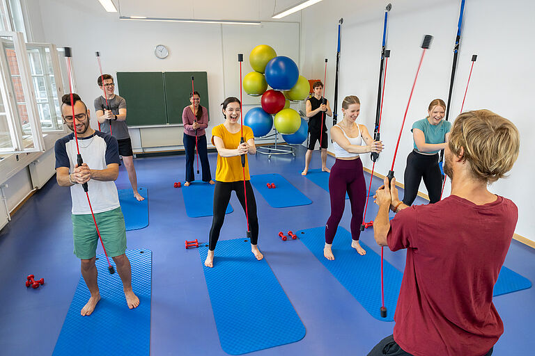 Studierende und Kursleiter beim Hochschulsport-Kurs im Sportraum der TH Wildau