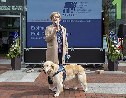 Hochschulinformationstag 2019 Eröffnungsrede von Präsidentin der TH Wildau Prof. Dr. Ulrike Tippe mit Langzeitstudent-Hund