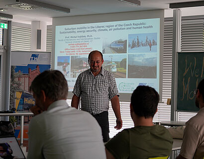 Prof. Michal Vojtisek von der TU Liberec während seines Vortrags zu "Suburban mobility in the Liberec region of the Czech Republic"