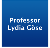 Weißer Schriftzug "Professor Lydia Göse" auf blauem Hintergrund