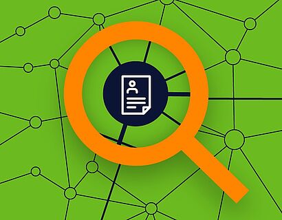 Eine Lupe hebt einen Lebenslauf hervor.