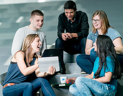 Studierende auf Treppe