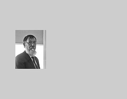 Collage aus grauem Hintergrund und Portraitbild eines älteren Mannes mit langem weißen Bart und Brille