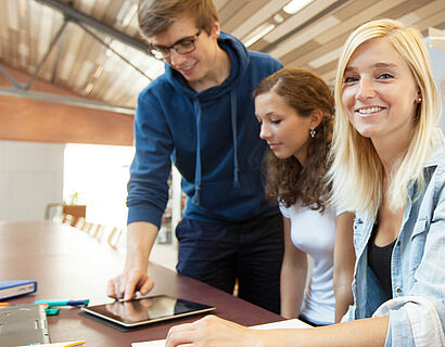 drei Studenten der Bibliothek 