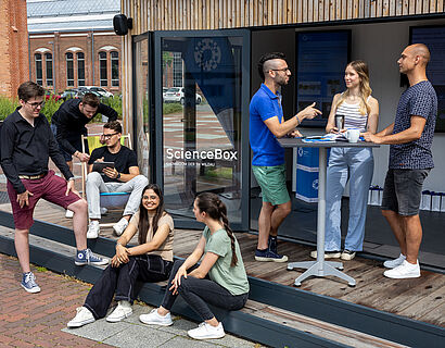 Studierende vor der ScienceBox auf dem Campus der TH Wildau