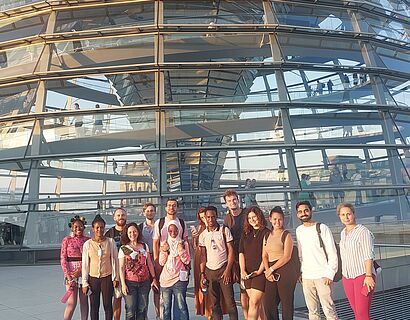 SMSA 2024 Teilnehmende vor der Reichstagskuppel während einer Exkursion in den Bundestag