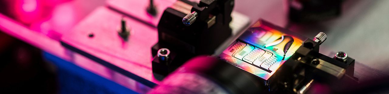 Messplatz mit einem photonischen Chip mit optischen Ringresonatoren