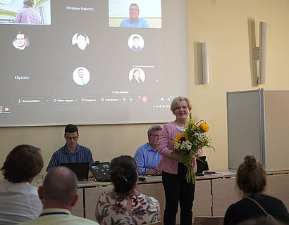 Prof. Ulrike Tippe bei der Präsidentschaftswahl des Senats mit Blumenstrauß in der Hand