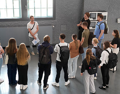 Studierende bei einer Campusführung im Foyer einer Halle der TH Wildau