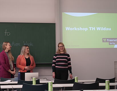 Begrüßung im Workshop, Referentinnen und Organisatorin zu sehen