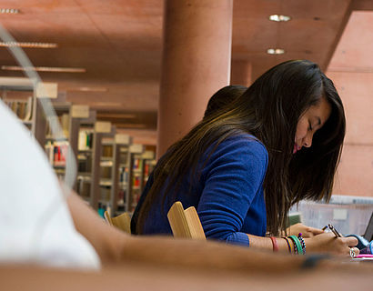 Students in the library of the TH Wildau