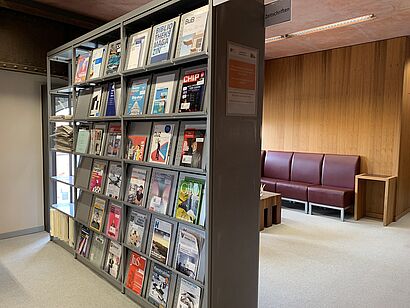 Zeitschriftenregal in der Hochschulbibliothek der TH Wildau, mit Leseecke im Hintergrund