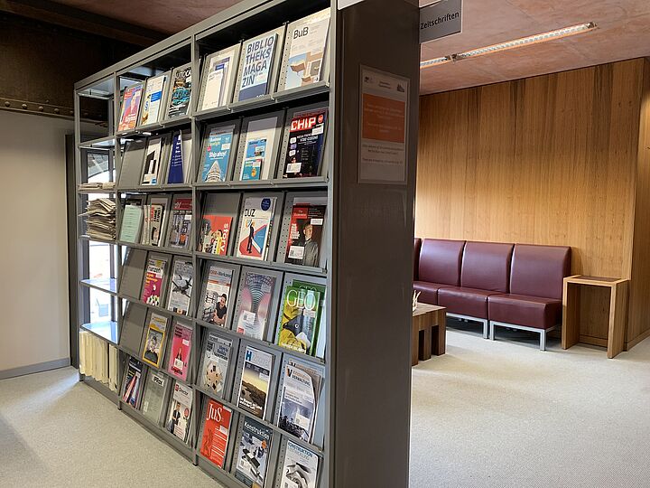 Zeitschriftenregal in der Hochschulbibliothek der TH Wildau, mit Leseecke im Hintergrund