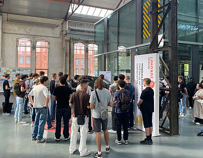 Gruppe von Studierenden in einer Halle der TH Wildau