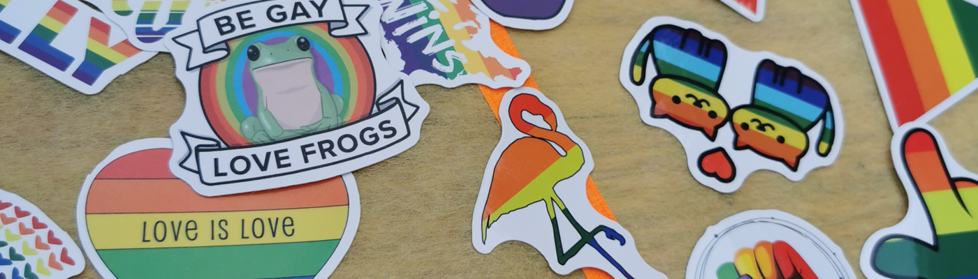Aufkleber mit Regenbogenflaggen liegen auf einem Tisch