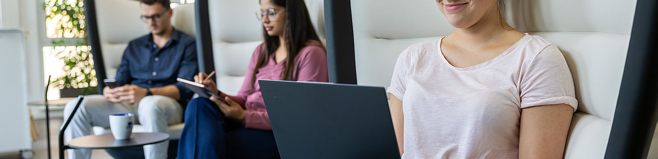 Drei Studierende im Opp:Lab am Laptop im Ohrensessel