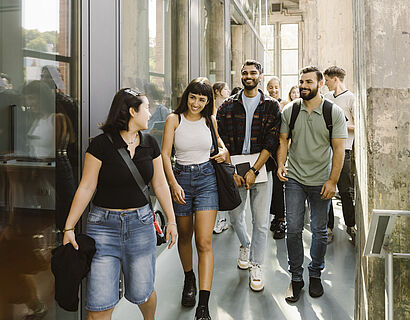 Studierende in der Halle der TH Wildau