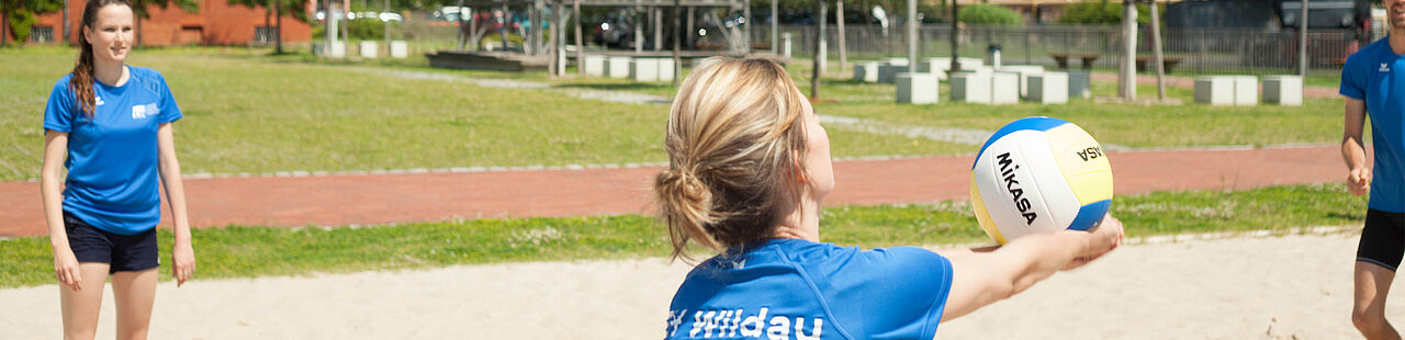 Volleyballspiel auf dem Campus