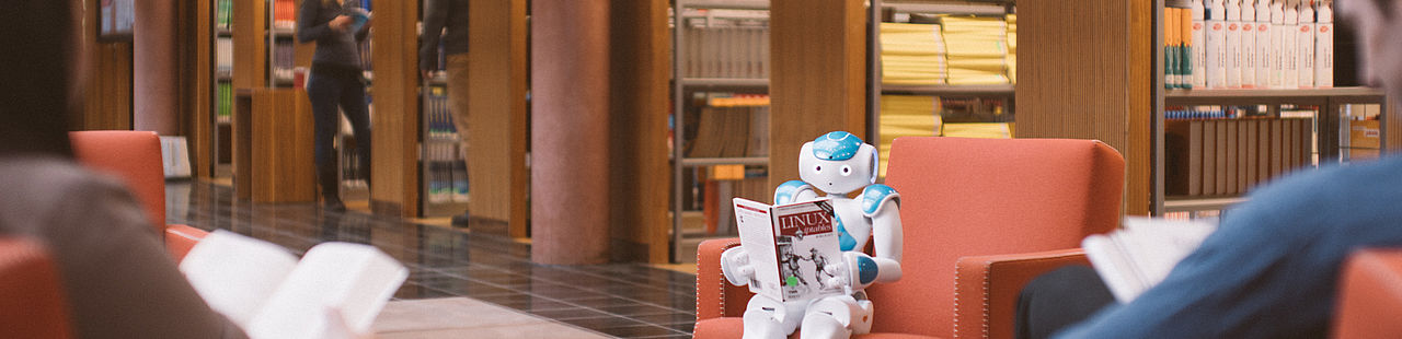 Roboter Nao liest in der Bibliothek 