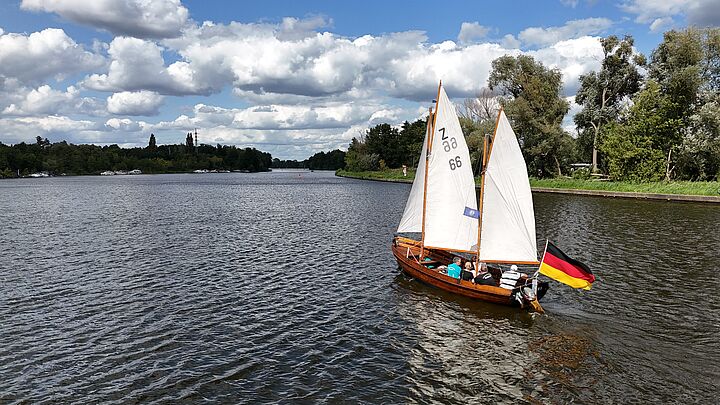 Luftbildaufnahme von Segelkutter auf See