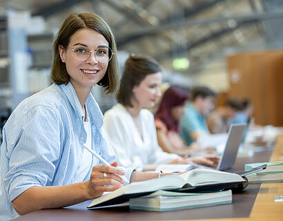 Studierende beim Arbeiten in der Bibliothek