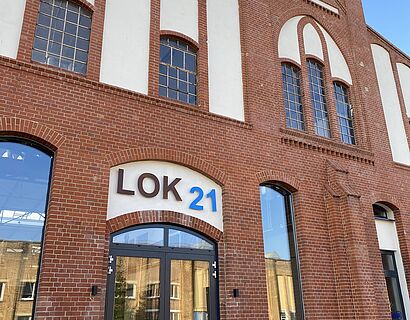 Außenansicht der Halle 21 auf dem Campus