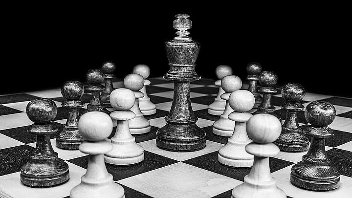 Chess 2727443 1280 Bild mit Schachbrett Figuren