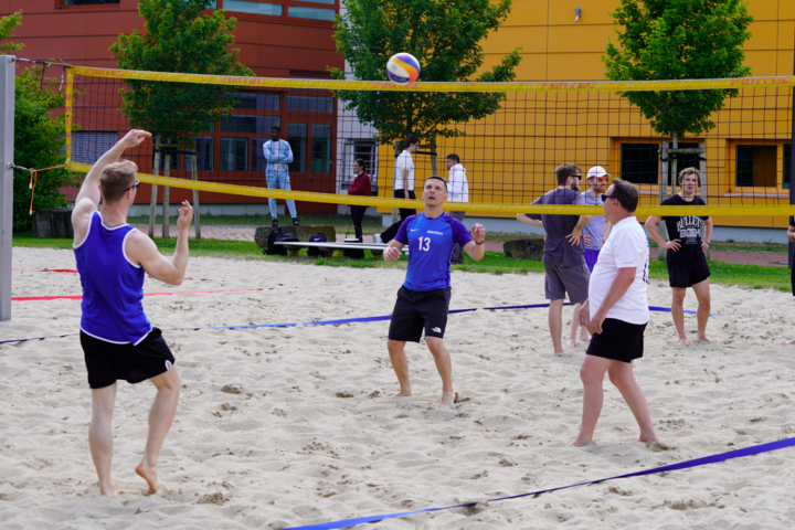 Menschen spielen Beachvolleyball