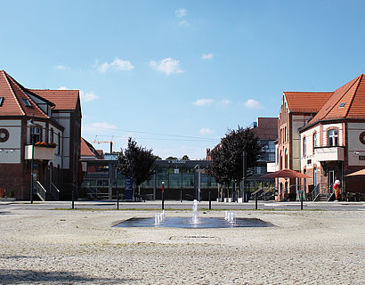 Blick über den Bahnhofsplatz auf den neuen S-Bahnhof Wildau