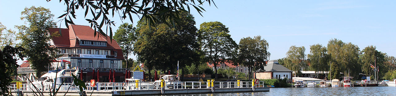 Blick über die Dahme auf das Clubhaus am See und die Schwartzkopff-Siedlung