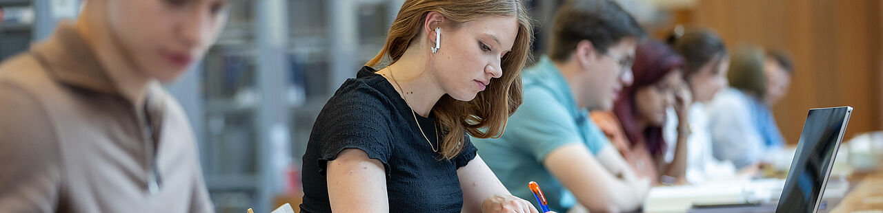 Studierende beim Arbeiten in der Bibliothek