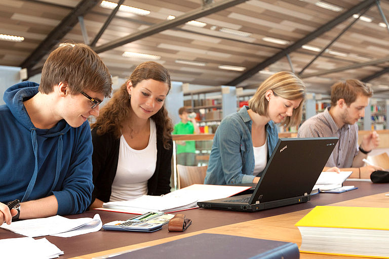 Studenten in der Bibliothek der TH Wildau