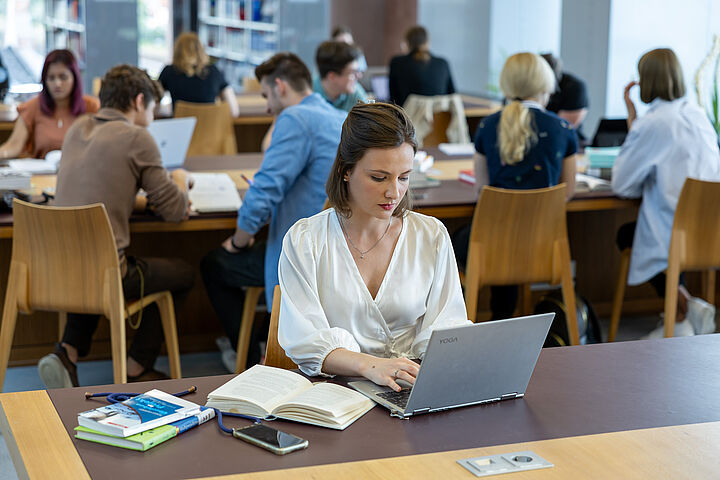 Studierende am Laptop in der Hochschulbibliothek der TH Wildau