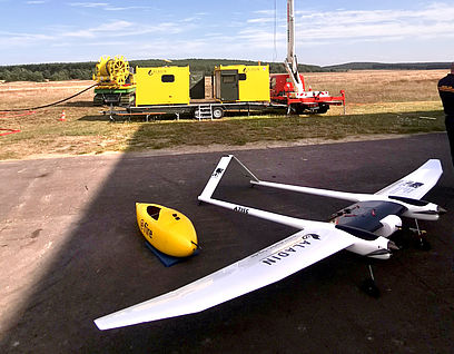 Drohne und Löschfahrzeug vom Projekt ALADIN auf dem Flugplatz Schönhagen