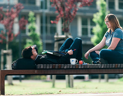 Studierende entspannen auf dem Campus